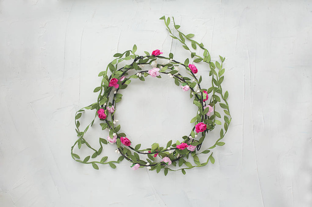 Wreath of flowers and leaves on white textural background. Flat  - Foto, afbeelding