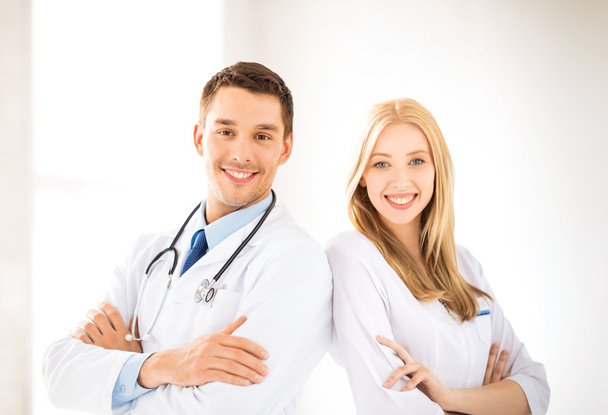 Dois jovens médicos atraentes
 - Foto, Imagem