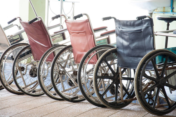Ряд інвалідних візків у лікарні
 - Фото, зображення