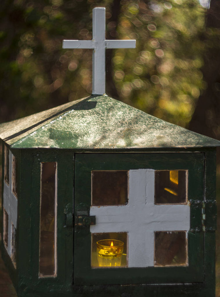 Candelakia - Iglesia tradicional en miniatura junto a la carretera en el bosque con una vela encendida e iconos dentro
 - Foto, imagen