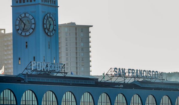 Budova trajektu v centru San Franciska v Market Street - Fotografie, Obrázek