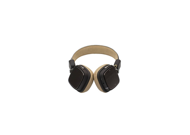 М'які коричневі та бежеві бездротові навушники ізольовані на білому тлі. навушники Bluetooth
. - Фото, зображення