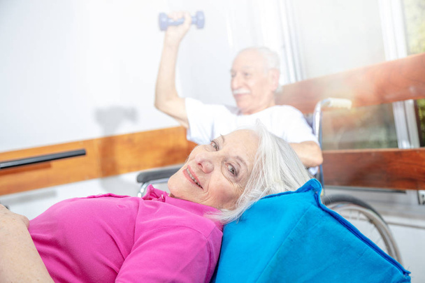 Paar actieve volwassen gepensioneerde mensen die lichamelijke oefening maken - Foto, afbeelding