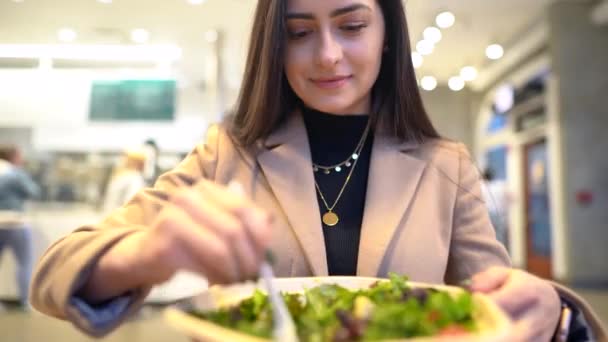 video van meisje het eten van een salade - Video