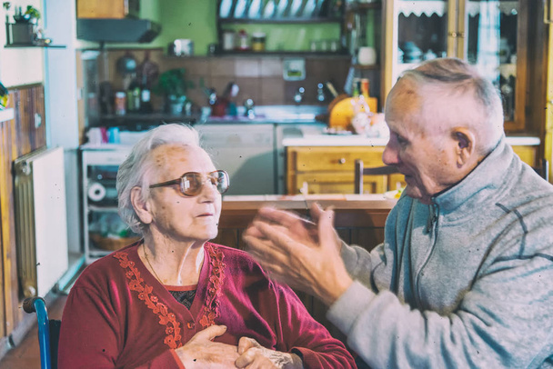 Älteres Paar streitet zu Hause, verschwommene Bewegungen. - Foto, Bild