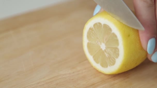 Cutting lemon and orange. Preparation of summer cocktails in fruit. - Imágenes, Vídeo