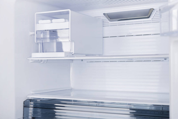 Ψυγείο απομονωμένο σε λευκό φόντο. Σύγχρονη κουζίνα και οικιακές μεγάλες συσκευές - Φωτογραφία, εικόνα