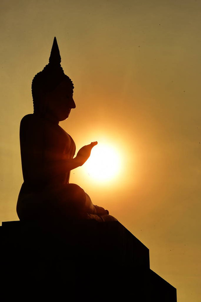 temple et statue de bouddha, ombre bouddhiste avec sagesse illuminent la lumière répandue
. - Photo, image