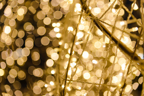 Zbliżenie Christmas LED ciepłe światła z bokeh światła na tle, przestrzeń kopiowania - Zdjęcie, obraz