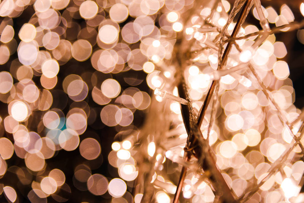Gros plan des lumières chaudes de Noël LED avec des lumières bokeh sur l'arrière-plan, espace de copie
 - Photo, image