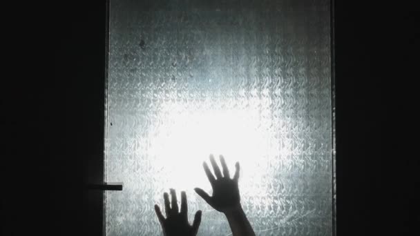 Gruselige Silhouette hinter der Tür - Filmmaterial, Video