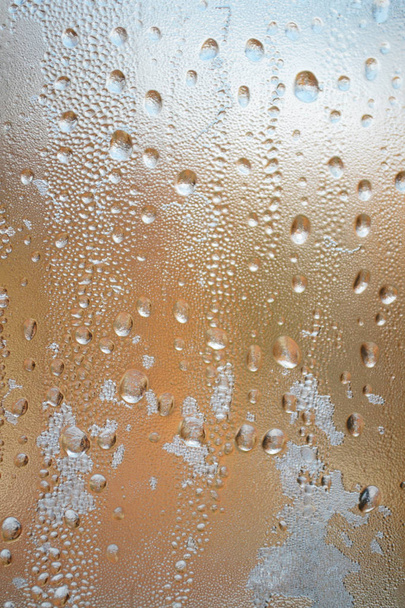 Esőcseppek az üvegen. Depresszív absztrakt háttér. Nyári őszi rossz idő - Fotó, kép