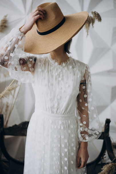 portrait of bride in white dress wearing hat  - Foto, afbeelding