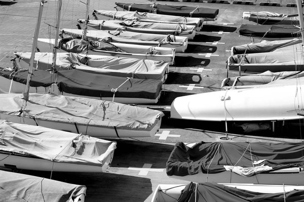 Pequenos veleiros que revestem o estaleiro da marina
 - Foto, Imagem