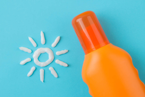 sunscreen remedy. various sunscreens and sun cream on a bright blue background. Sun protection. Ultraviolet protection. Summer. top view. - Fotoğraf, Görsel