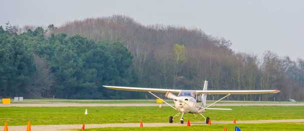 Vorbeifahrendes weißes Stuntflugzeug, Freizeitsport und Hobby, Flugzeug am Flughafen - Foto, Bild