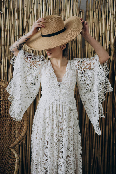 young woman in white dress wearing hat   - Fotoğraf, Görsel