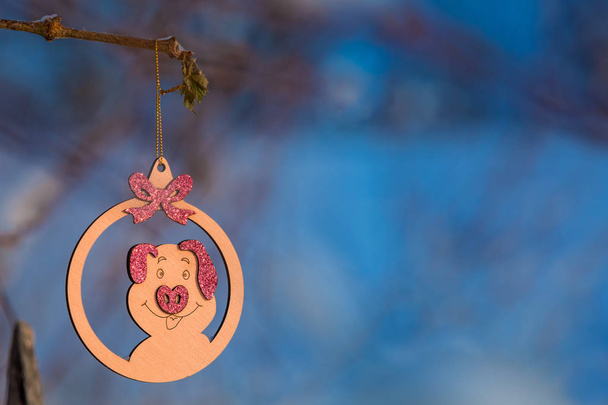 Ozdoba na choinkę. Pig jest symbolem 2019. Zabawka w postaci świni w tle śniegu. - Zdjęcie, obraz
