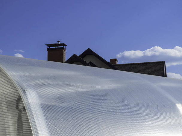 Polykarbonátový šat jako součást moderního skleníkového stavitelství, modrá obloha - Fotografie, Obrázek
