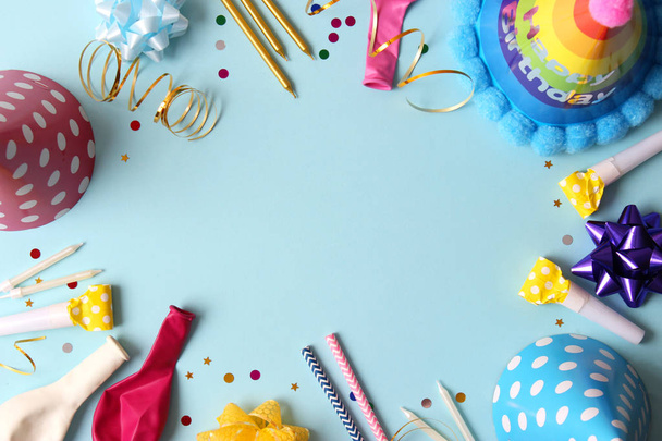 Accessoires voor een feestje of verjaardag op een gekleurde achtergrond bovenaanzicht. - Foto, afbeelding
