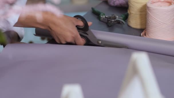 Bloemist hand snijden papier voor het verpakken van boeketten - Video