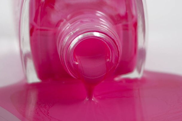 garrafa de verniz de unhas rosa com salpicos isolados no fundo branco
 - Foto, Imagem