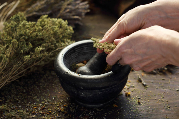 Herbal mixture. The woman prepares natural herbal medicines. - Foto, immagini