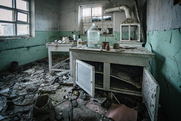 Dark creepy abandoned chemical laboratory, broken glassware - Fotoğraf, Görsel