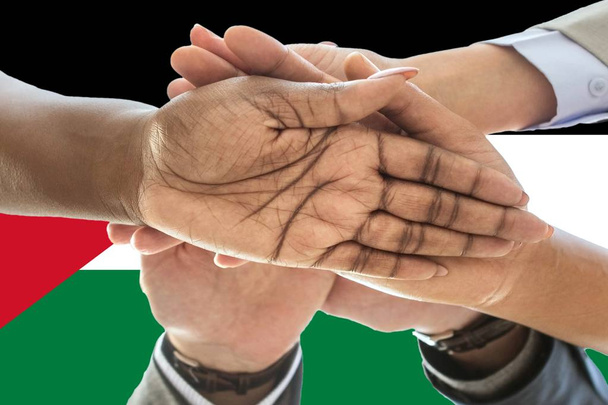 Vlajka státu Palestina, intergrace multikulturní skupiny mladých lidí - Fotografie, Obrázek
