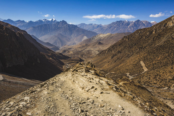 Camino a través de Thorong la Pass, montañas del Himalaya. Nepal
 - Foto, imagen