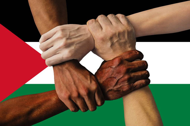 Drapeau de l "État de Palestine, intégration d'un groupe multiculturel de jeunes
 - Photo, image