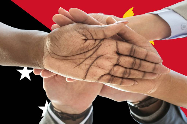 Papua Yeni Gine bayrağı, çok kültürlü gençlerden oluşan bir grubun kesilmesi. - Fotoğraf, Görsel