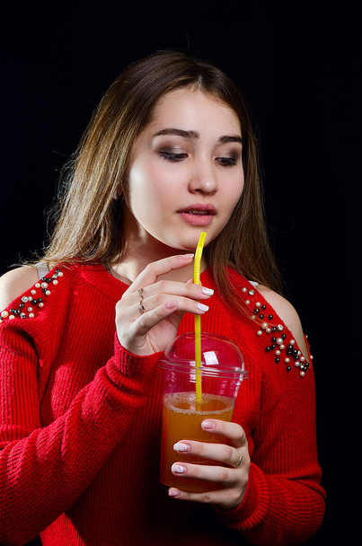 portrait of a girl with a cocktail in the Studio - Foto, Imagen