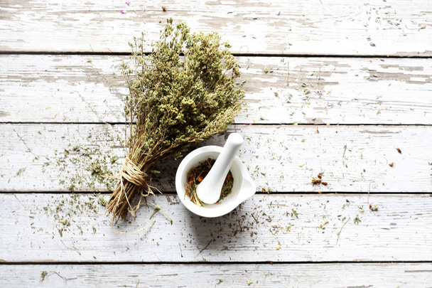 Dried herbs in natural medicine and cooking - Foto, Bild