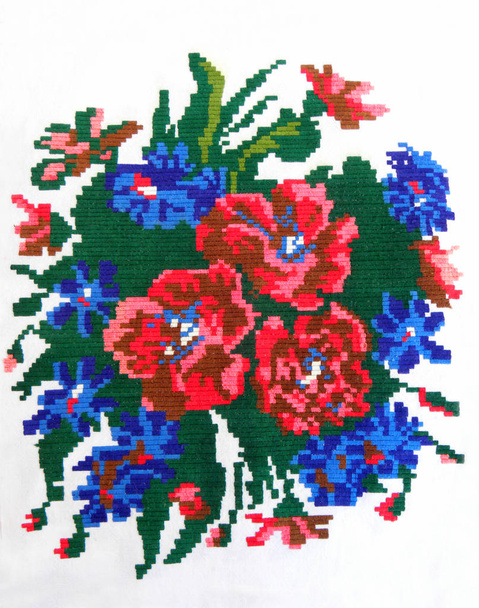 вишитий букет красивих квітів ізольований на білому фоні, елемент декору, Українська народна вишивка - Фото, зображення