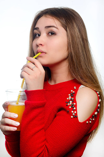 portrait of a girl with a cocktail in the Studio - Fotografie, Obrázek