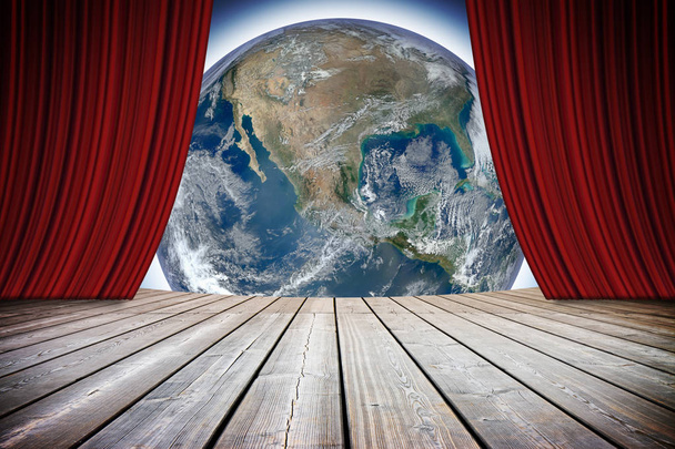 Відкритий театр червоних штор проти нашої чудової планеті Земля-c - Фото, зображення