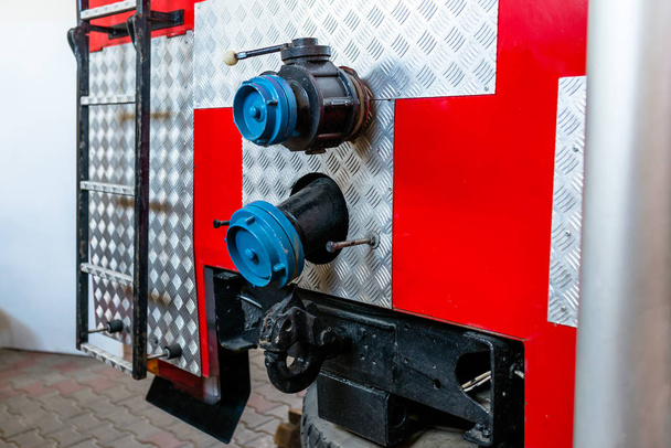 Клапаны вывода воды, размещенные в задней части пожарной машины
. - Фото, изображение
