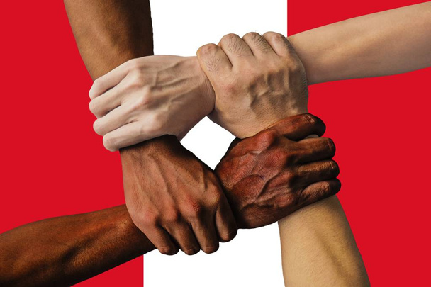 Bandera del Perú, integración de un grupo multicultural de jóvenes - Foto, imagen