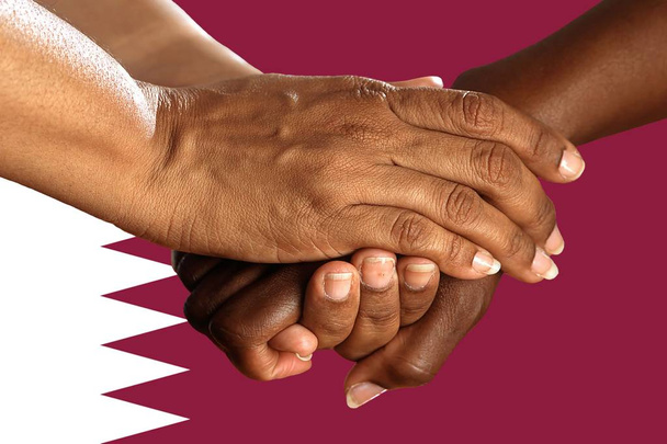 Flagge von Katar, Integration einer multikulturellen Gruppe junger Menschen - Foto, Bild