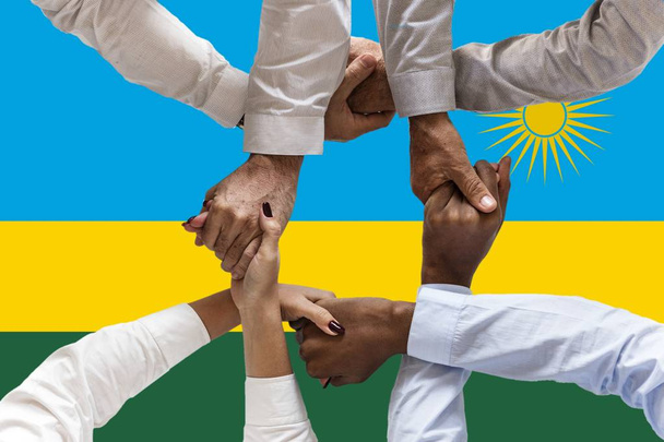 Flagge Ruandas, Integration einer multikulturellen Gruppe junger Menschen - Foto, Bild