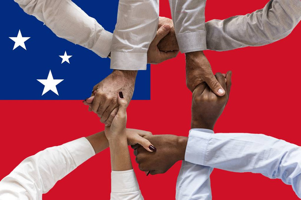 Samoa-Flagge, Integration einer multikulturellen Gruppe junger Menschen - Foto, Bild