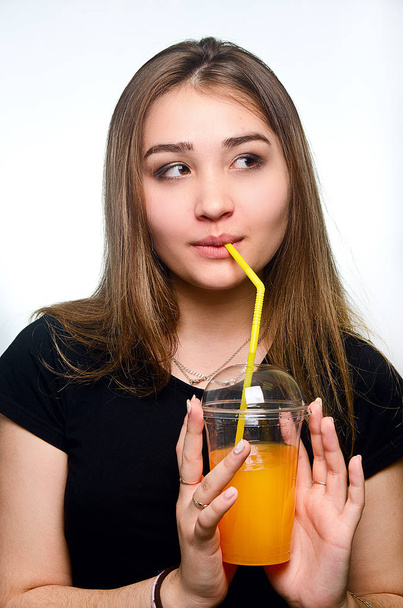 portrait of a girl with a cocktail in the Studio - Foto, afbeelding