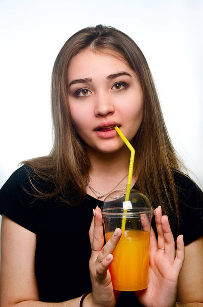 portrait of a girl with a cocktail in the Studio - Foto, imagen