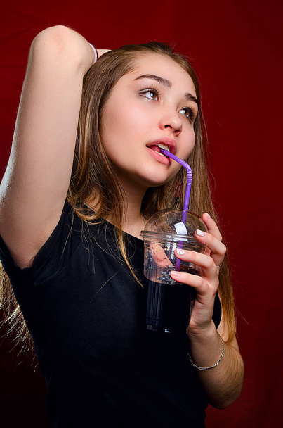 portrait of a girl with a cocktail in the Studio - Fotoğraf, Görsel
