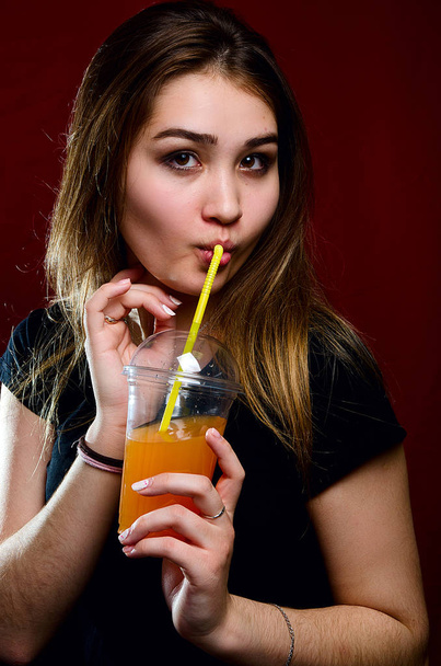 portrait of a girl with a cocktail in the Studio - Foto, imagen