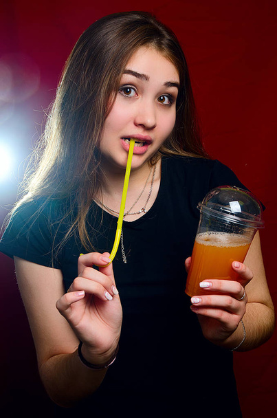 portrait of a girl with a cocktail in the Studio - Foto, Bild