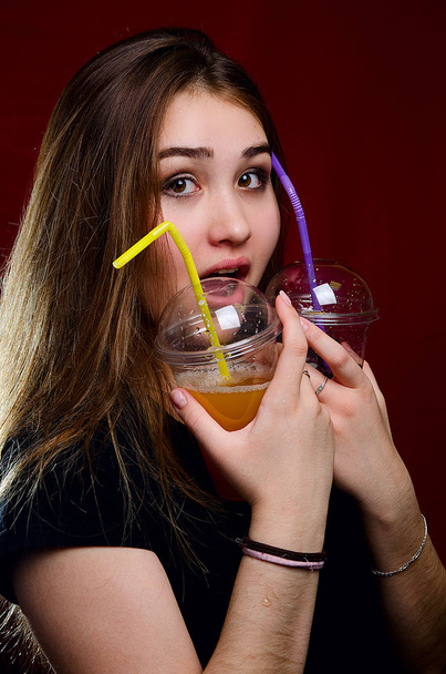 portrait of a girl with a cocktail in the Studio - Foto, afbeelding