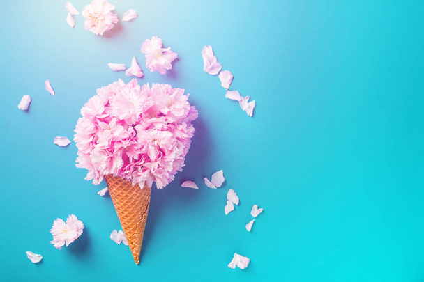 ピンクの桜の花で作られたアイスクリーム - 写真・画像