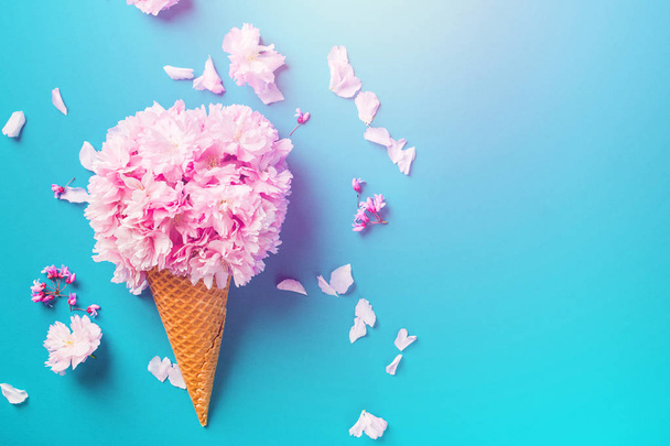 Icecream feito com flores sakura rosa
 - Foto, Imagem
